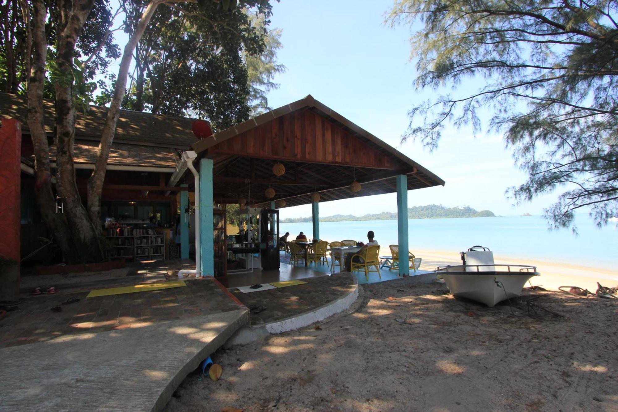 Heaven Beach Resort & Art Koh Phayam Exterior photo